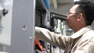 In Tianan: Schaltanlagentest vor Ort
